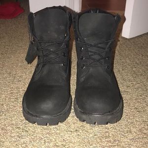 Timberlands boys size 5 equivalent to women 7